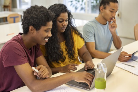 Aprender inglês em 140 horas? Descubra se isso é possível