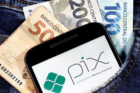 Pix por aproximação estreia no Brasil com promessa de agilidade, mas especialista alerta para riscos