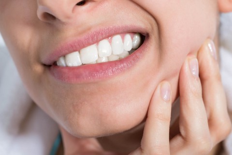Como o estresse pode afetar seus dentes: causas e soluções